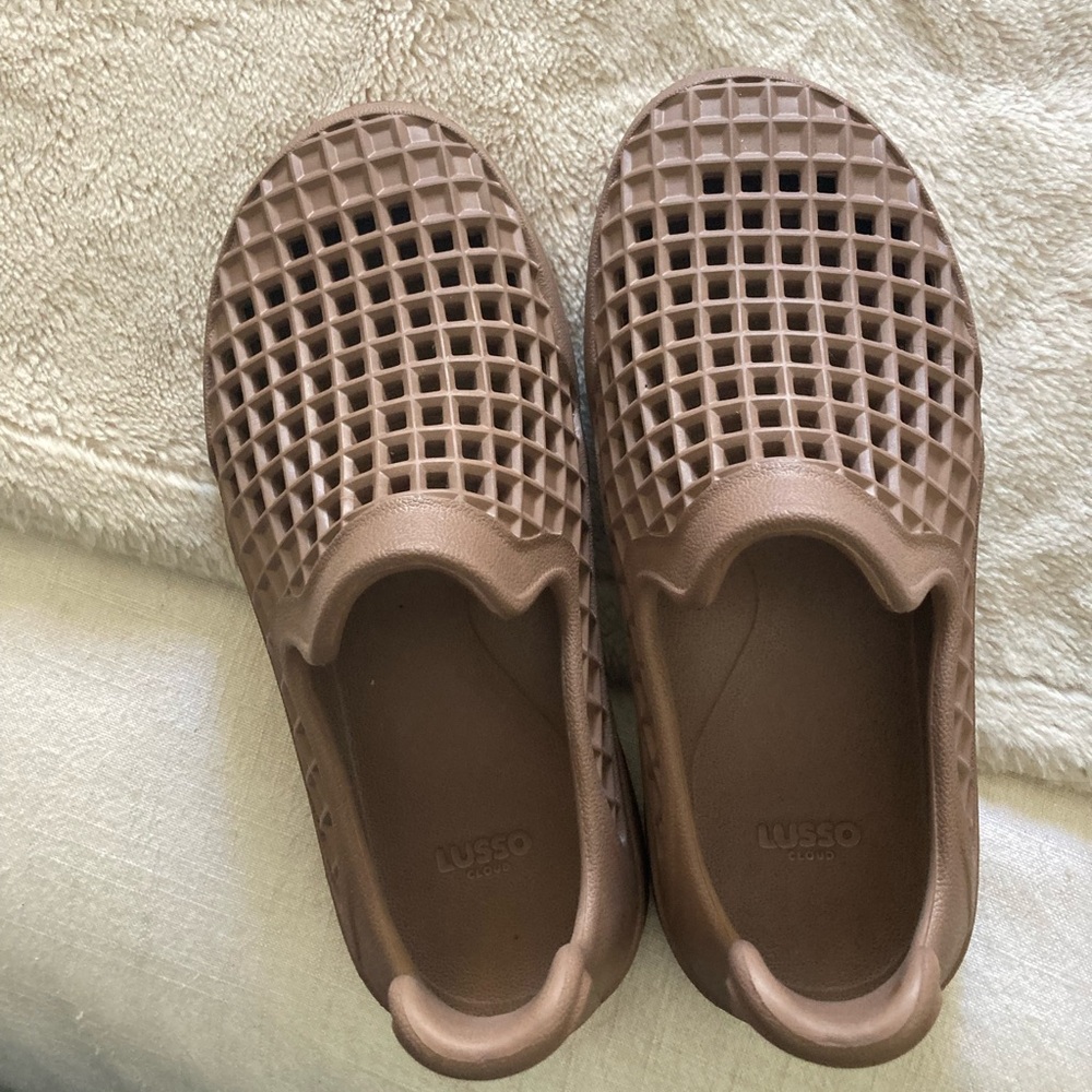 Lusso Cloud Brown Slip-On Clog - size 8